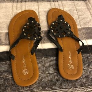Black flat sandals